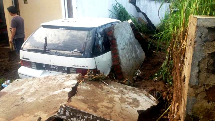 Sungai Citarum Meluap, Tanggul Jebol Rendam Rumah di Tiga Kompleks