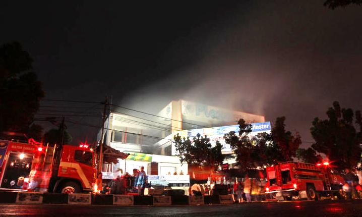 Plaza Elektronik Kosambi Terbakar