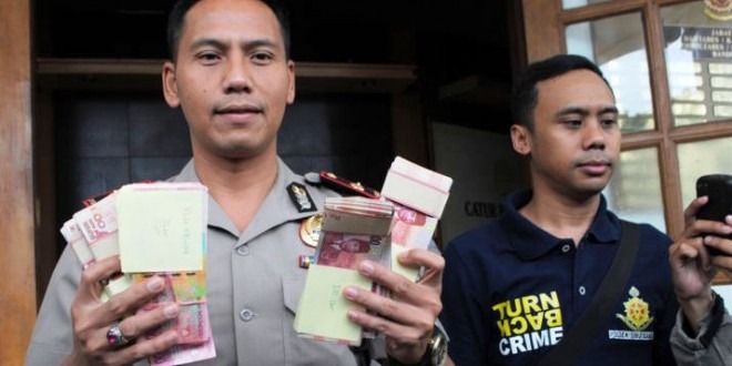 Polisi Tangkap Pengedar Uang Palsu