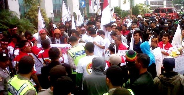 Adu Jotos Warnai Unjuk Rasa