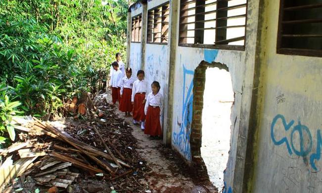 Terdampak Tanah Longsor, Sekolah Dirobohkan