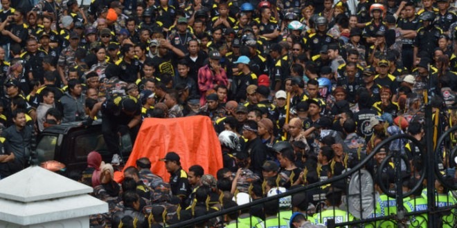 Ribuan Massa FPM Geruduk Gedung Sate