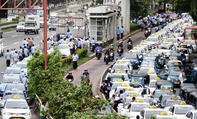 Grabcar dan Uber Dilarang Ekspansi Selama Transisi