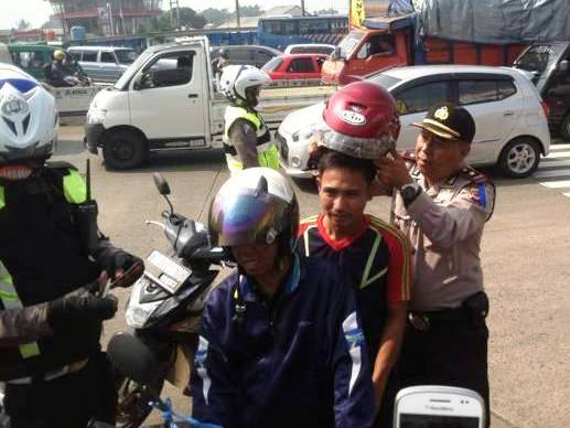 Helm Gratis untuk Pelanggar