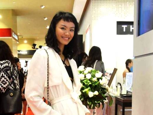 Kelly Tandiono Menjaga Mata