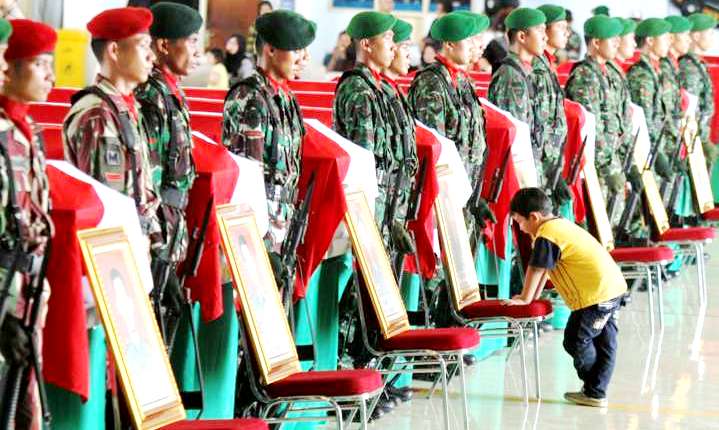 Keluarga Berduka, Tapi Bangga