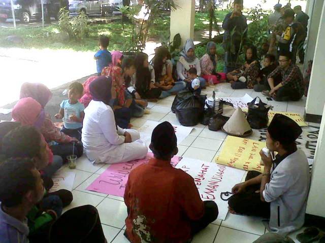 Tagih Janji Lewat Doa, Derita Warga Kampung Legokkiara karena Pergerakan Tanah