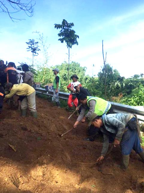 Pengendara Motor Tertimbun Longsor