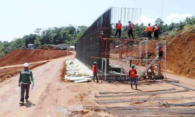 Proyek Tol Cisumdawu Terhambat Pembebasan Lahan
