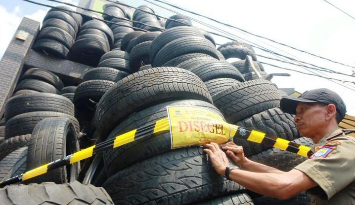 Sterilkan Trotoar, Satpol PP Kota Bandung Sita Ratusan Ban Bekas