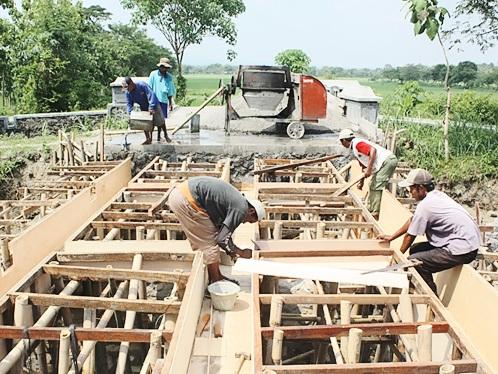 Perbaikan Jembatan Jalan Raya Padalarang-Cianjur Minim PJU