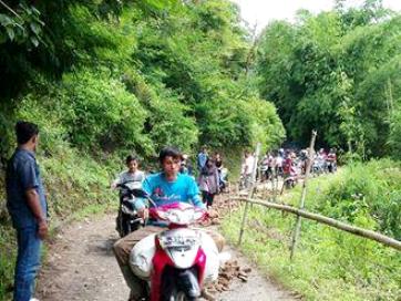 Jalan Desa Rusak Ganggu Ekonomi Masyarakat