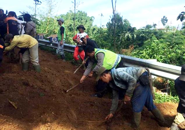 Terdampak Pengerjaan Proyek, Longsor Timpa Dua Warung Tanaman
