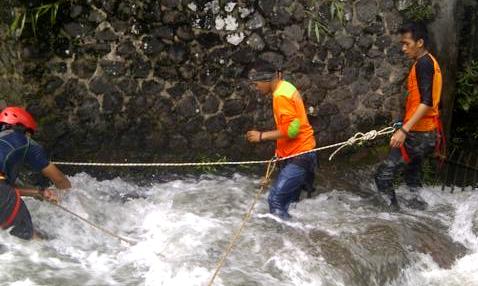 Jasad Hanyut Masih Gelap, Keluarga Datangkan Ustad dan Paranormal