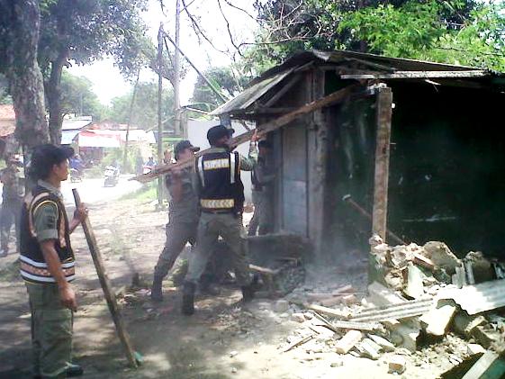 Satpol PP KBB Bongkar Ratusan Bangunan Liar