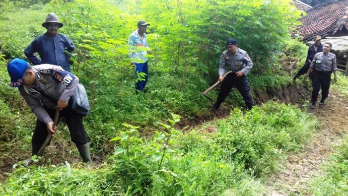 Terus Pantau Pergerakan Tanah Kampung Dengkeung