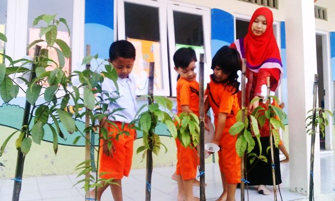 Ajari Anak Tanam Pohon, Wujudkan Bumi Tetap Lestari