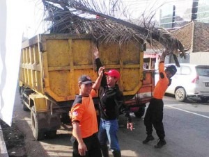 Pemkab Bersama Ratusan Warga Turun ke Jalan Bersihkan Sampah