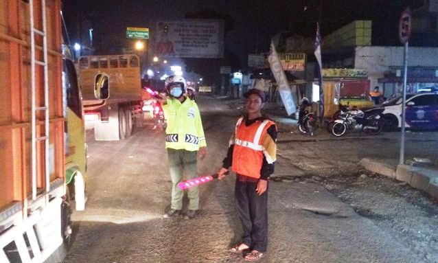 Pengecoran Jalan Bikin Macet Panjang di Jalur Padalarang–Cianjur