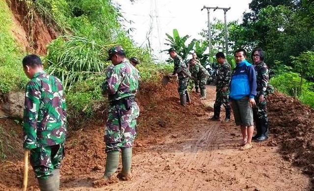 Pemdes Cilame Gotong Royong Bersihkan Tanah