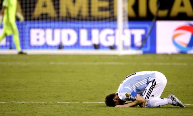 Tango Kandas, Messi Pensiun