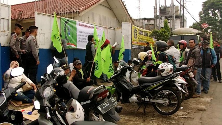 Buruh Demo Tuntut THR