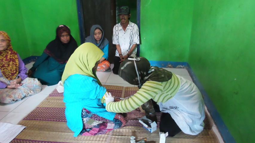 Yani Mulai Diobati, Petugas Puskesmas Ambil Sampel Darah