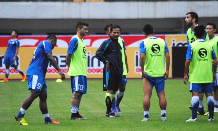 Umuh Nantikan Kejutan Djanur