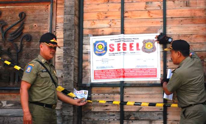 Salpol PP Segel Ergin Cafe Izin Operasi Kadaluarsa Sejak 2015