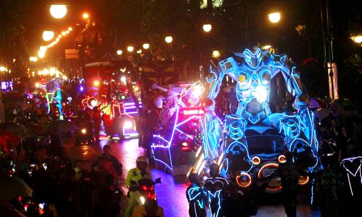 Replika GBLA Bercahaya, Puncak HJKB Seperti di Ruang Angkasa