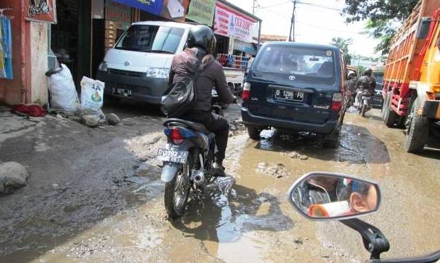 Jalan Banjaran-Bandung Rusak Berat