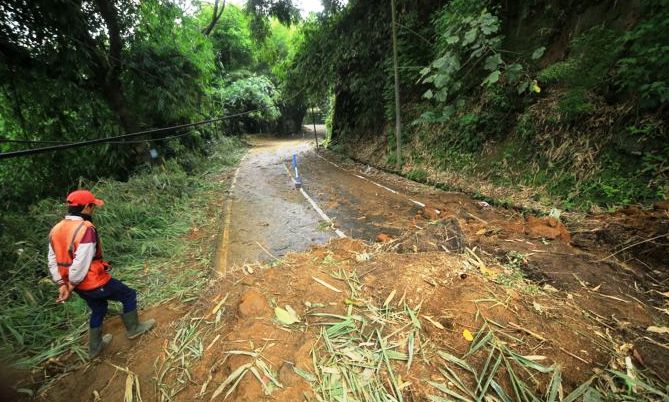 Parongpong-Lembang Ditutup 2 Pekan Hari Ini, Material Longsor Dibersihkan