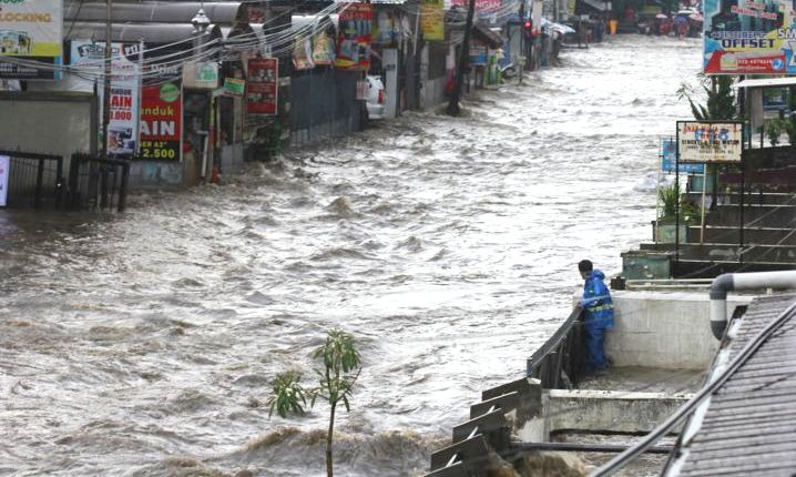 Bongkar Paksa Bangunan Beton