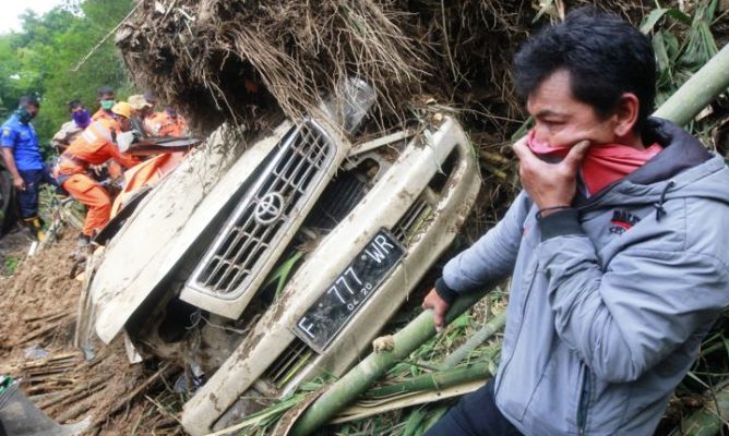 Tiga Kali Longsor, Empat Tewas Jalur Parompong-Lembang Putus