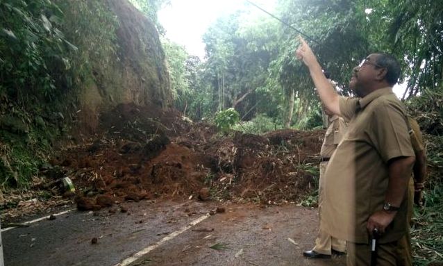 Akses Menuju Lembang Terputus Abubakar Tinjau Langsung Lokasi Longsor