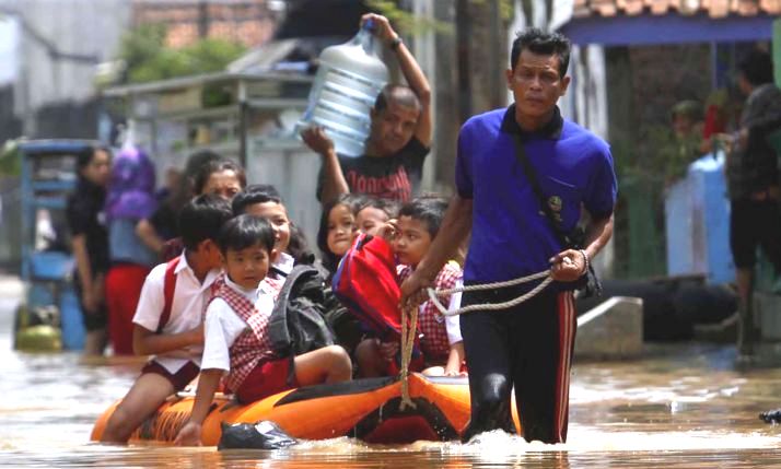 Belajar Sambil Lesehan, Sudah Sepekan Siswa KBM di Pengungsian