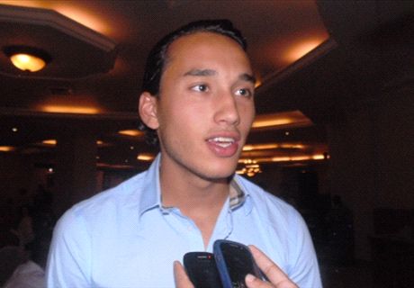 Saat ini Ezra merupakan warga negara Belanda dan bermain di klub junior Ajax.