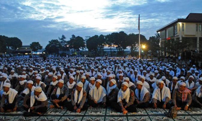 Ribuan Masyarakat Antusias Istigasah di Polda Jabar