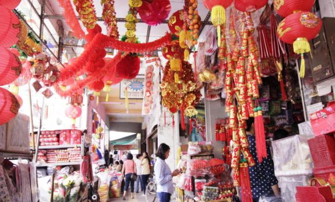 Pernak-pernik Imlek Laris, Lampion Polos Paling Diburu