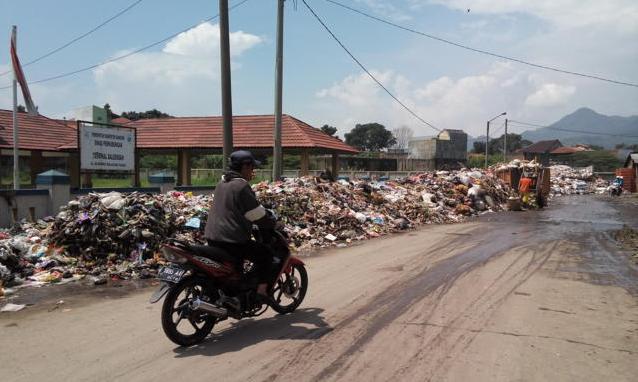 Warga Kesal Sampah Menumpuk