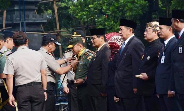 Polda Jabar Anugerahkan Penghargaan kepada Siswa hingga Wagub