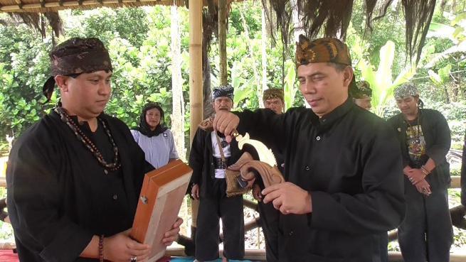 Ajay Dihadiahi Kujang Pusaka Kabuyutan