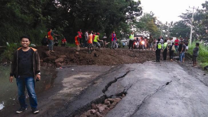 Jalan Tomo Kembali Amblas