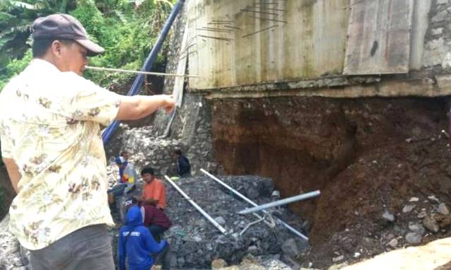 Flyover Padasuka Longsor