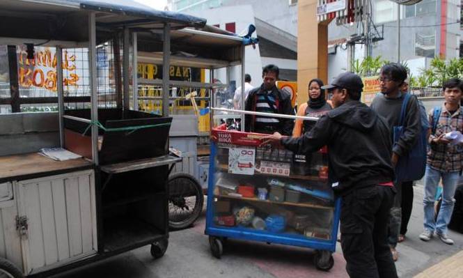 Jalan Soekarno Dijadikan Penampungan