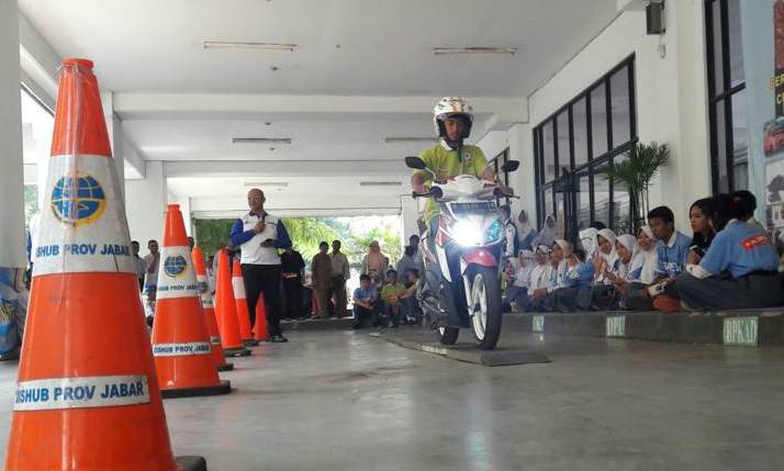 Berikan Pemahaman Safety Riding Kepada Pelajar.