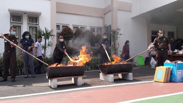 Kejari Musnahkan Barang Terlarang