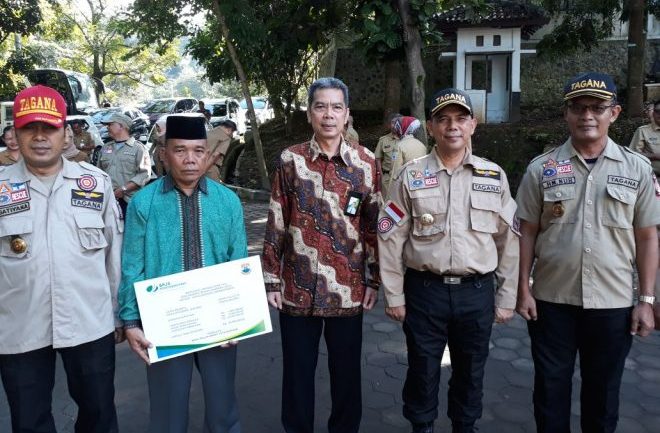 Ajay Menyerahkan Santunan Kematian Bpjs Ketenagakerjaan Kepada Juru Parkir