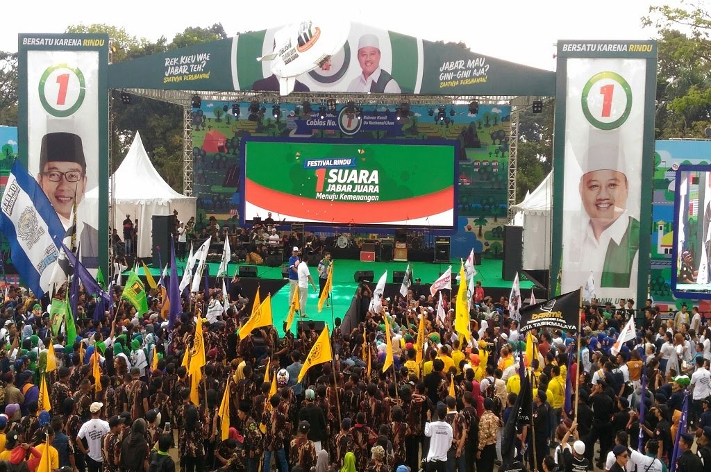 Hadiri Rapat Akbar, Ribuan Pendukung Rindu Padati Lapangan Tegal Lega