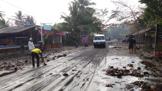 Gelombang Tinggi Hantam Pantai Selatan Bikin Panik